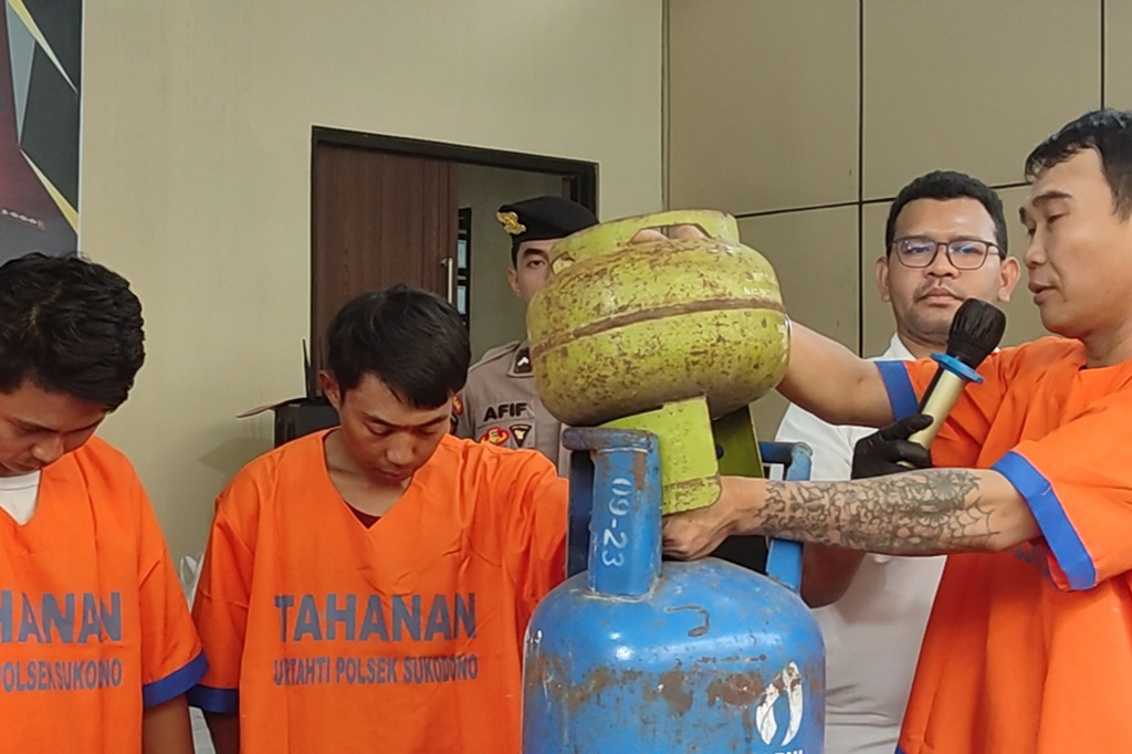 Aparat Reskrim Polresta Sidoarjo meringkus tiga pelaku oplos elpiji subsidi, sementar satu lainnya masuk dalam daftar pencarian orang (DPO).