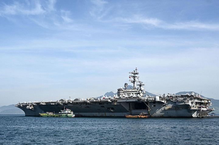 Kapal induk USS Ronald Reagan di Danang menandai hubungan AS dan Vietnam yang memperingati 10 tahun kemitraan komprehensif. Kapal itu bagian dari Armada Ke-7 AS untuk mendukung wilayah Indo-Pasifik yang bebas dan terbuka.