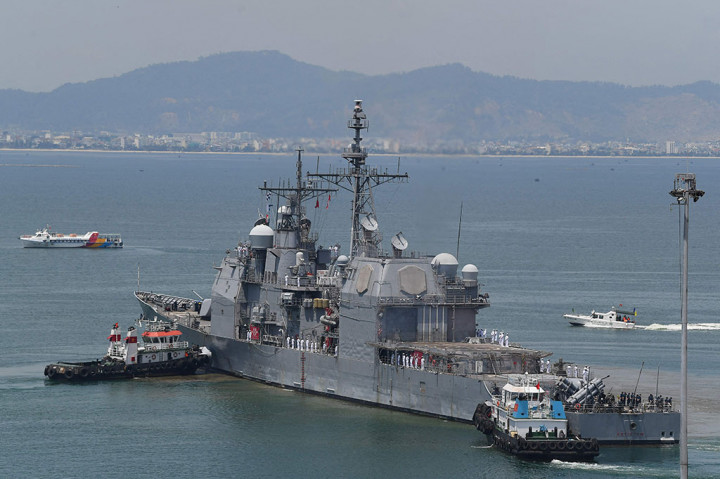 “Kapal induk ini dikawal kapal penjelajah rudal USS Antietam dan USS Robert Smalls,” kata Kedutaan Besar AS di Hanoi.