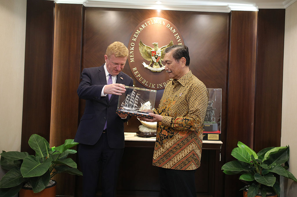 Menko Kemaritiman dan Investasi Luhut Binsar Pandjaitan menerima kunjungan Wakil Perdana Menteri Inggris Oliver Dowden, di Kantor Kemenko Marves, Jakarta, Senin, 26 Juni 2023. 