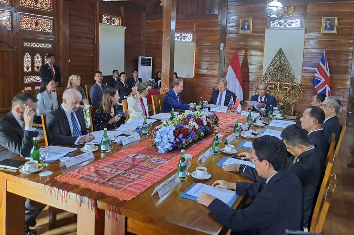 Keduanya juga membahas kemajuan yang telah tercapai dalam memperkuat hubungan ekonomi di bawah Nota Kesepahaman Kerjasama Investasi Inggris-Indonesia.