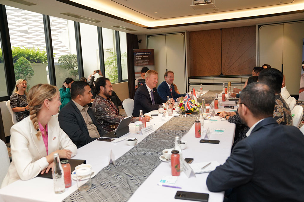 Mereka juga membahas keinginan Inggris untuk bekerja sama lebih erat dengan Otoritas Investasi Indonesia untuk mendukung ambisi energi bersih Indonesia di bawah Kemitraan Transisi Energi yang Adil (JETP).