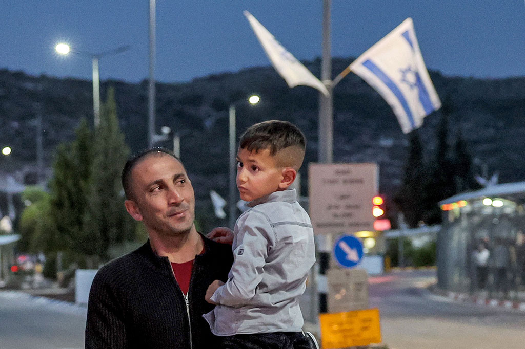Saat fajar menyingsing di Tepi Barat yang diduduki, Mamoun Abu al-Rob dan putranya menyeberang ke Israel, tempat seorang sukarelawan menunggu untuk membawa mereka ke rumah sakit.