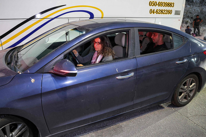 Tujuan mereka adalah rumah sakit di dekat Tel Aviv, tempat Adam akan menerima perawatan lanjutan setelah menderita kanker mata.