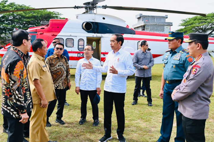 Turut mendampingi Presiden dalam penerbangan menuju ke Provinsi Aceh yakni Menteri Sekretaris Negara Pratikno, Kepala Staf Kepresidenan Moeldoko, Deputi Bidang Protokol, Pers, dan Media Bey Machmudin, Sekretaris Militer Presiden Laksda TNI Hersan, dan Komandan Paspampres Mayjen TNI Rafael Granada Baay.