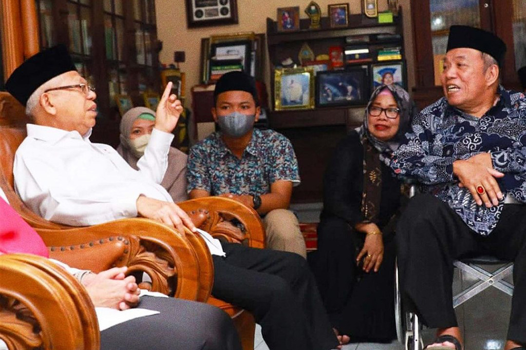 Di sela kunjungan kerjanya di Daerah Istimewa Yogyakarta, Wapres Ma'ruf Amin didamping Ibu Wury Ma'ruf Amin pagi ini, Selasa, 27 Juni 2023, berkunjung ke kediaman KH Madani MA, seorang ulama senior yang merupakan sahabatnya.