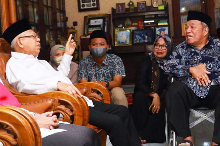 Di sela kunjungan kerjanya di Daerah Istimewa Yogyakarta, Wapres Ma'ruf Amin didamping Ibu Wury Ma'ruf Amin pagi ini, Selasa, 27 Juni 2023, berkunjung ke kediaman KH Madani MA, seorang ulama senior yang merupakan sahabatnya.