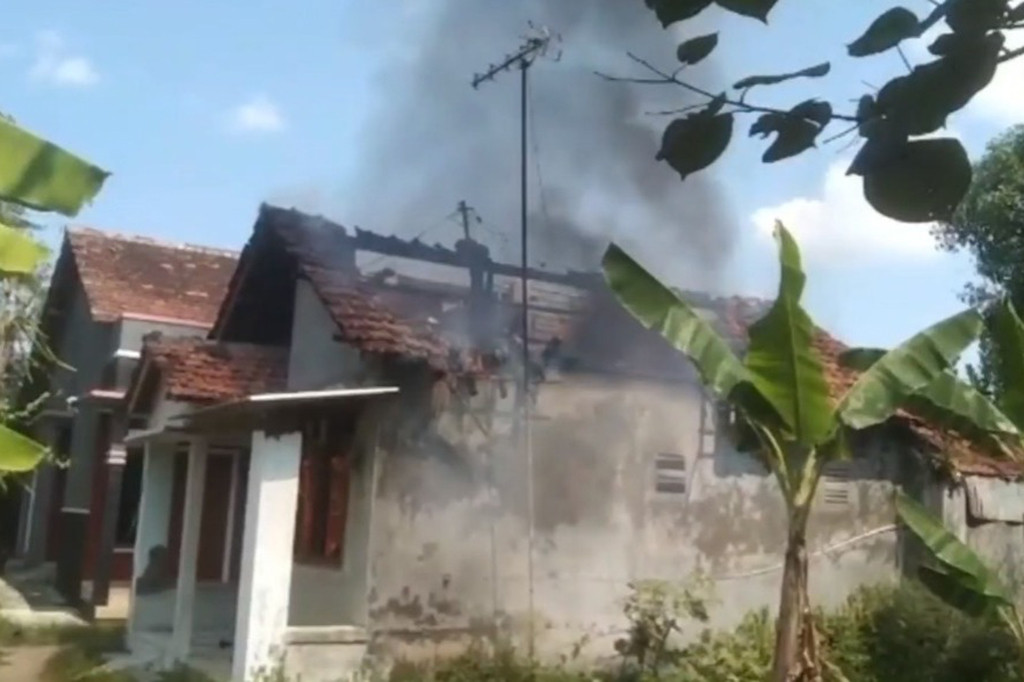 Sebuah rumah di Kudus Jawa Tengah, ludes di lalap si jago merah pada Selasa, 27 Juni 2023 siang. Rumah tersebut di ketahui telah kosong karena pemiliknya yakni Sumiati, telah meninggal dunia namun seringkali di kunjungi oleh cucunya. 