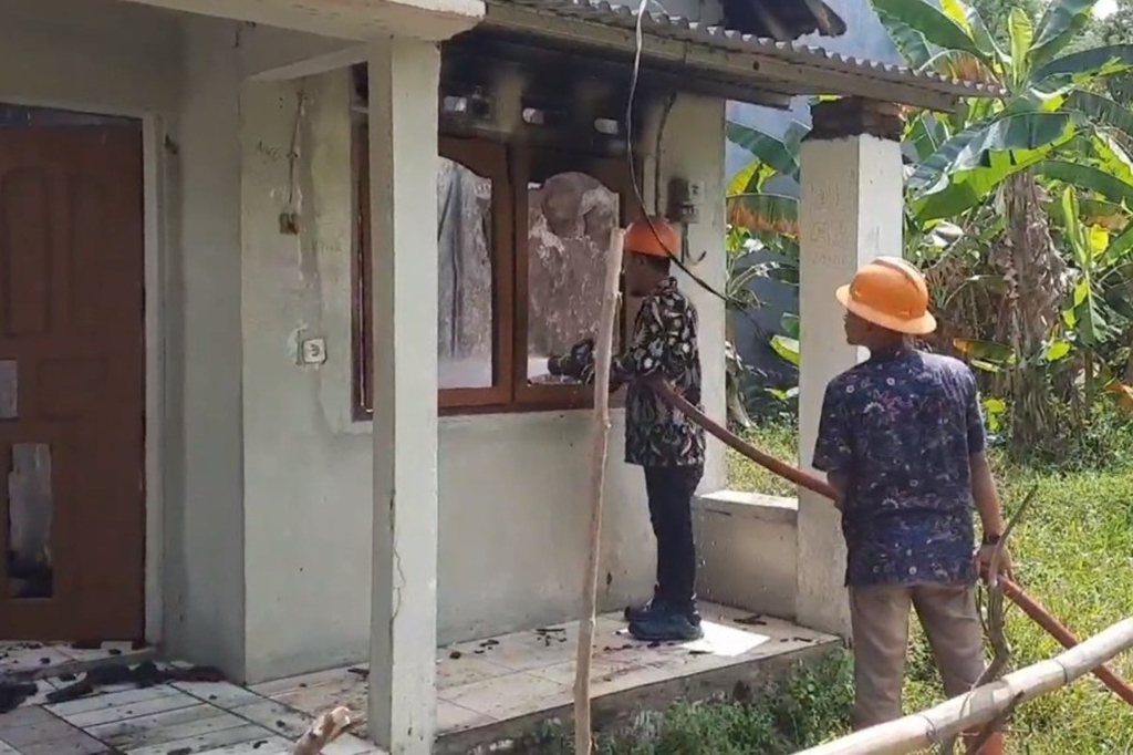 Kebakaran terjadi sekira pukul sebelas siang, saat dua orang cucu pemilik rumah tengah bermain game playstation. Api di duga berasal dari arus korsleting listrik, yang merambat pada benda di dalam rumah hingga membesar ke bagian atap bangunan.