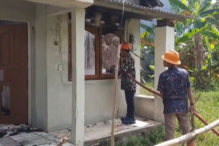 Kebakaran terjadi sekira pukul sebelas siang, saat dua orang cucu pemilik rumah tengah bermain game playstation. Api di duga berasal dari arus korsleting listrik, yang merambat pada benda di dalam rumah hingga membesar ke bagian atap bangunan.