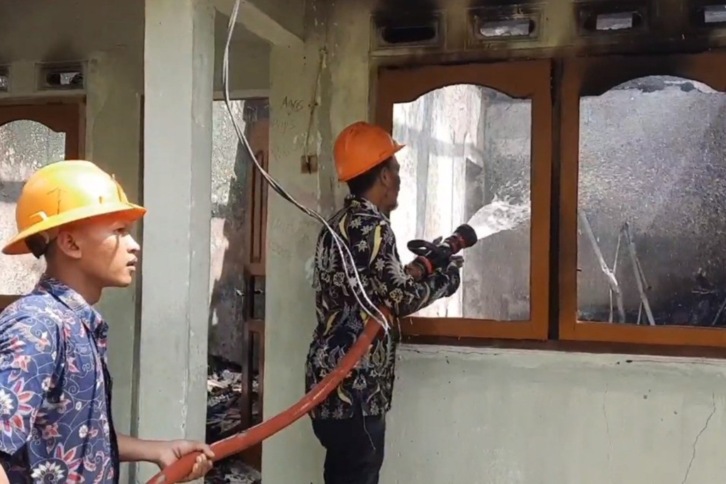 Tiga unit mobil damkar dari BPBD Kudus di terjunkan kelokasi segera laukan pemadaman. Ekira 30 menit api baru bisa di padamkan.