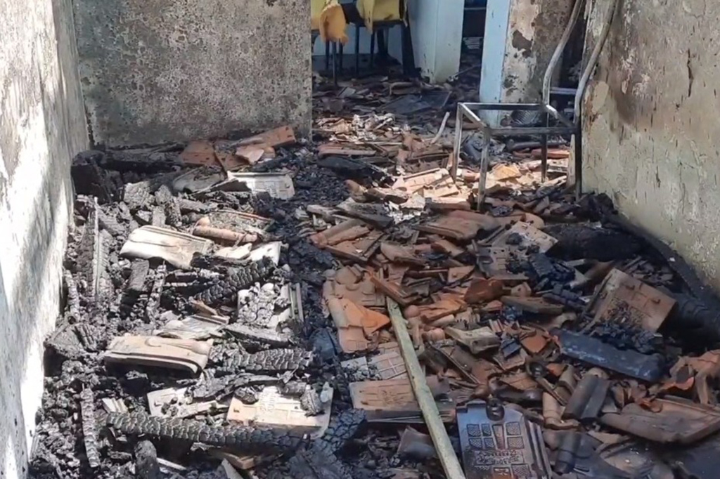 Besarnya api, seluruh isi rumah beserta atap ludes di lalap si jago merah. Tak ada korban jiwa, namun kerugian di taksir mencapai 50 juta rupiah.