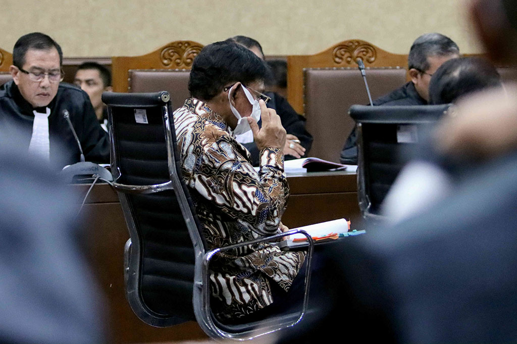 Dalam persidangan tersebut, Johnny Plate didakwa korupsi penyediaan infrastruktur BTS dan pendukung Kominfo periode 2020-2022 yang merugikan keuangan negara sebesar Rp8.032.084.133.795,51 atau Rp8,032 triliun. Ia juga didakwa menerima uang sebesar Rp17.848.308.000 atau Rp17,8 miliar.