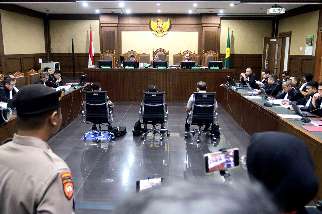 Jaksa menyatakan bahwa perbuatan Plate melanggar Pasal 3 jo Pasal 18 UU Nomor 31/1999 tentang Pemberantasan Tindak Pidana Korupsi sebagaimana telah diubah dengan UU Nomor 20/2001 tentang Perubahan atas UU Nomor 31/1999 tentang Pemberantasan Tindak Pidana Korupsi jo Pasal 55 ayat (1) ke-1 KUHP.