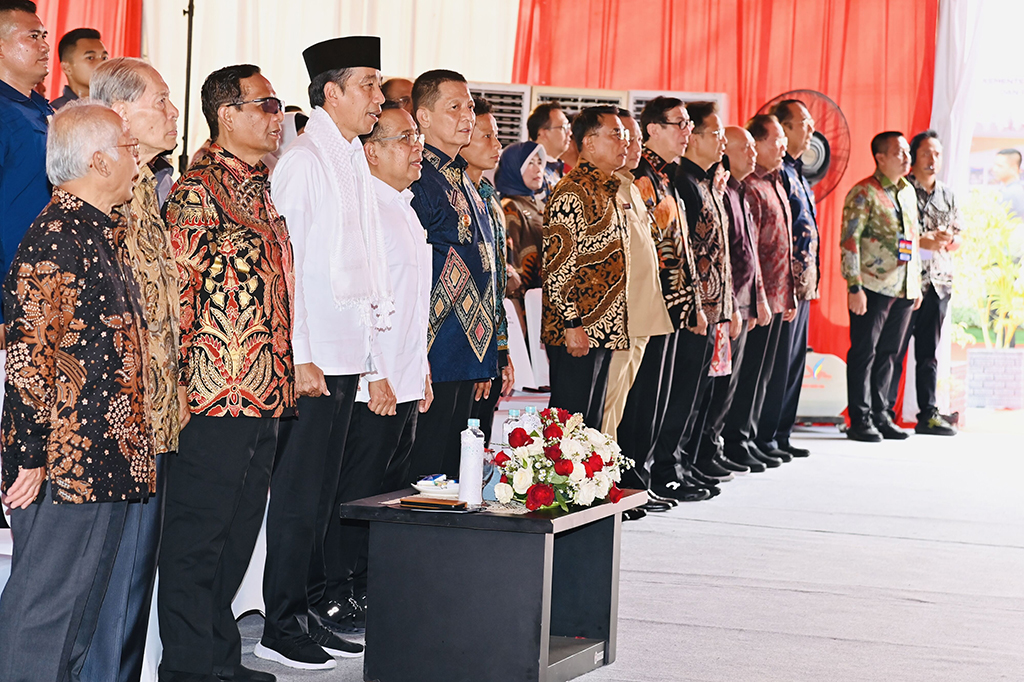 Presiden Joko Widodo meluncurkan program pelaksanaan rekomendasi penyelesaian non-yudisial pelanggaran hak asasi manusia (HAM) yang berat di Tanah Air. Peluncuran program tersebut diselenggarakan di Rumoh Geudong, Kabupaten Pidie, Provinsi Aceh pada Selasa, 27 Juni 2023.