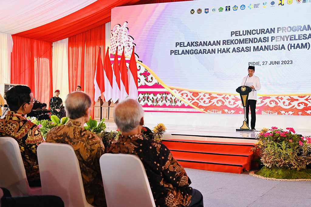 “Pada hari ini kita berkumpul secara langsung maupun virtual di Kabupaten Pidie, Provinsi Aceh ini untuk memulihkan luka bangsa akibat pelanggaran HAM berat masa lalu yang meninggalkan beban yang berat bagi para korban dan keluarga korban,” ucap Presiden.
