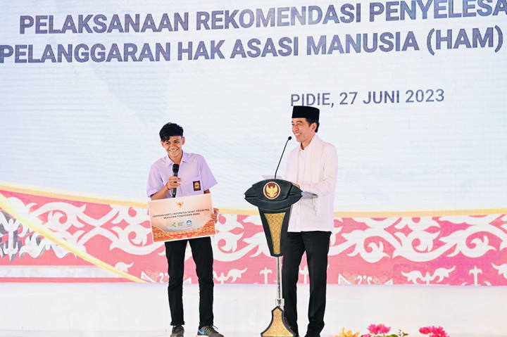 Sebelumnya, pemerintah telah memutuskan untuk menempuh penyelesaian non-yudisial pelanggaran HAM berat yang berfokus pada pemulihan hak-hak korban. Presiden pun bersyukur program pemulihan tersebut dapat mulai direalisasikan.