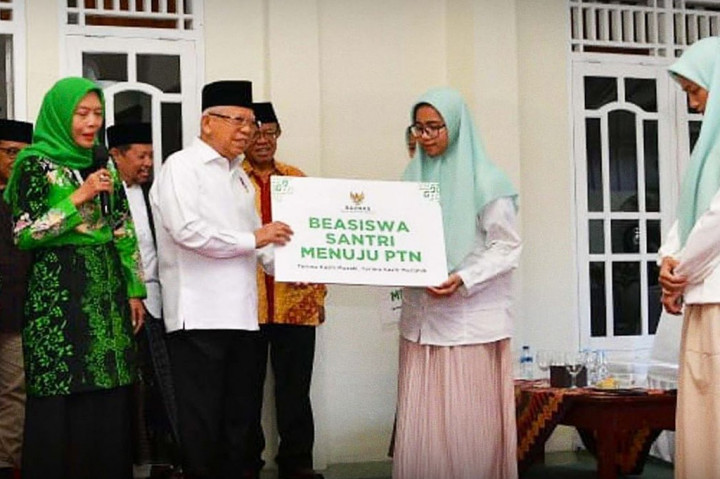 Saat mengunjungi Pondok Pesantren Hajar Aswad di Kecamatan Ngawen, Kabupaten Gunung Kidul, Daerah Istimewa Yogyakarta, Selasa, 27 Juni 2023, Wapres K.H. Ma'ruf Amin berkesempatan menyerahkan Bantuan BAZNAS 