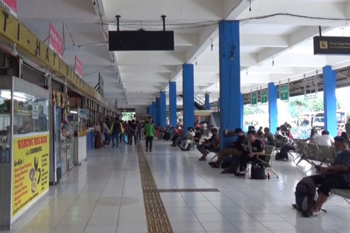 Dua hari jelang hari raya Idul Adha, terminal Kampung Rambutan, Jakarta Timur, mulai di padati oleh sejumlah pemudik, Rabu 28 Juni 2023.