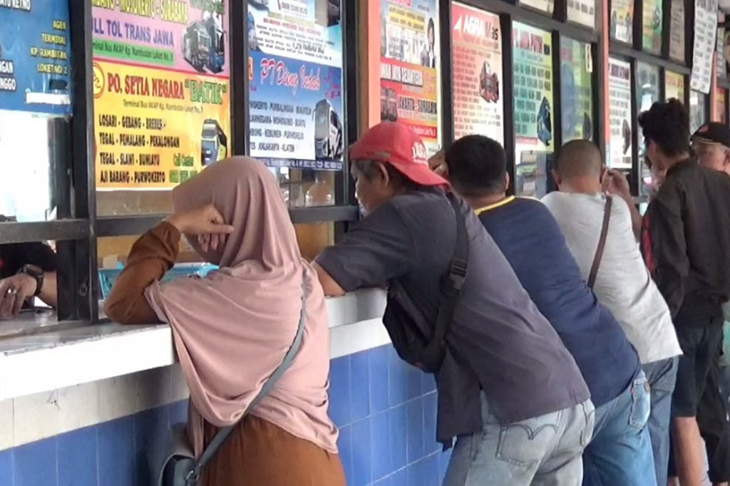 Di hari terakhir masuk kerja, sejumlah pemudik mulai memadati area keberangkatan terminal kampung rambutan. Para pemudik ini memanfaatkan libur panjang hari raya Iduladha untuk pulang ke kampung halamannya.