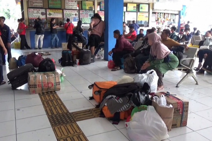 Nampak sejumlah pemudik membawa barang bawaan untuk di bawa ke kampung halaman, para pemudik mengaku membeli tiket bus dengan harga normal, hal ini di sambut baik oleh pemudik lantaran tidak adanya kenaikan harga tiket yang signifikan.