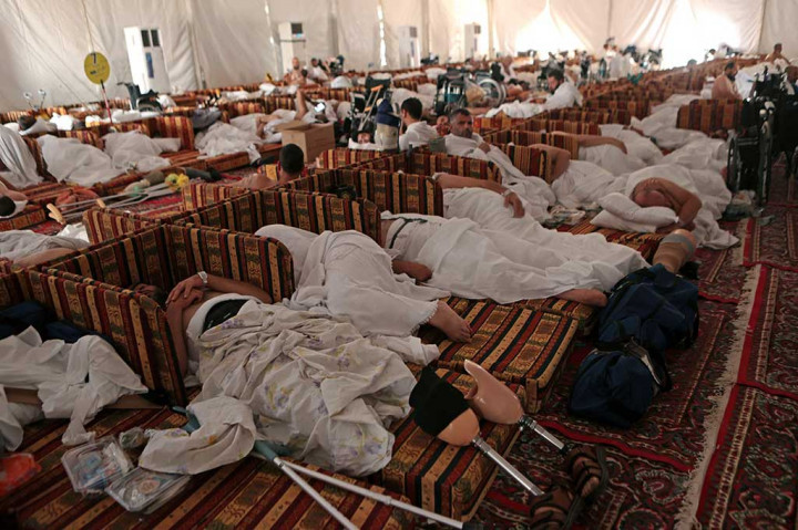 Ia juga mengingatkan jamaah haji agar menjaga kesehatan dan tidak keluar dari tenda, kecuali ke toilet, karena cuaca saat ini cukup panas. 