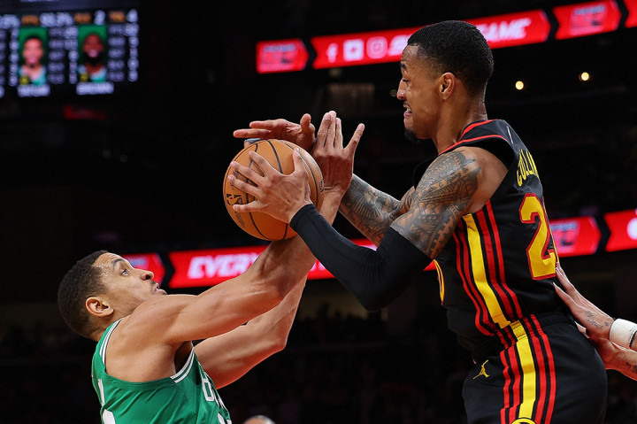 John Collins akan melancong ke Utah selepas pertukaran pebasket Rudy Gay dan pilihan putaran ke dua. Dengan demikian total pemain yang diboyong Hawks adalah Rudy Gay dan pilihan di putaran kedua nantinya sedangkan Jazz akan membawa pulang John Collins.