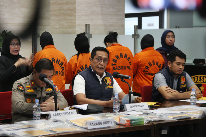 Djuhandhani mengatakan bahwa kasus ini diawali dengan adanya laporan dari korban berinisial ZS dan FY kepada pihak Kedutaan Besar Republik Indonesia (KBRI) Tokyo. Berdasarkan keterangan kedua pelapor, mereka bersama sembilan mahasiswa lainnya dikirim oleh salah satu politeknik di Sumatera Barat untuk mengikuti program magang.