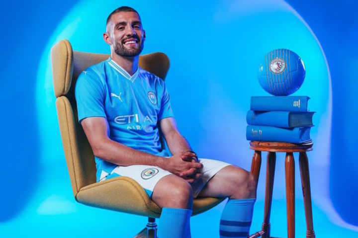 Mateo Kovacic secara resmi diperkenalkan sebagai pemain baru Manchester City. Gelandang timnas Kroasia itu menandatangani kontrak empat tahun setelah pindah dari Chelsea.