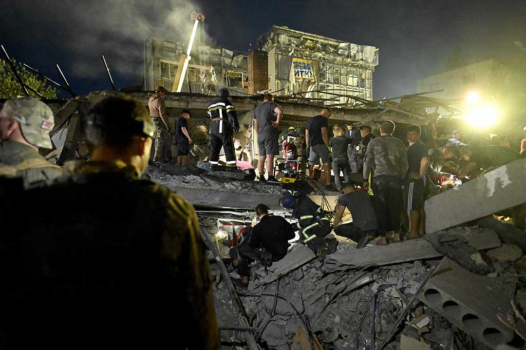Tim penyelamat dan relawan bekerja untuk menyelamatkan orang-orang dari bawah reruntuhan setelah serangan rudal menghantam sebuah restoran di Kramatorsk, Ukraina timur, Selasa, 27 Juni 2023 waktu setempat.