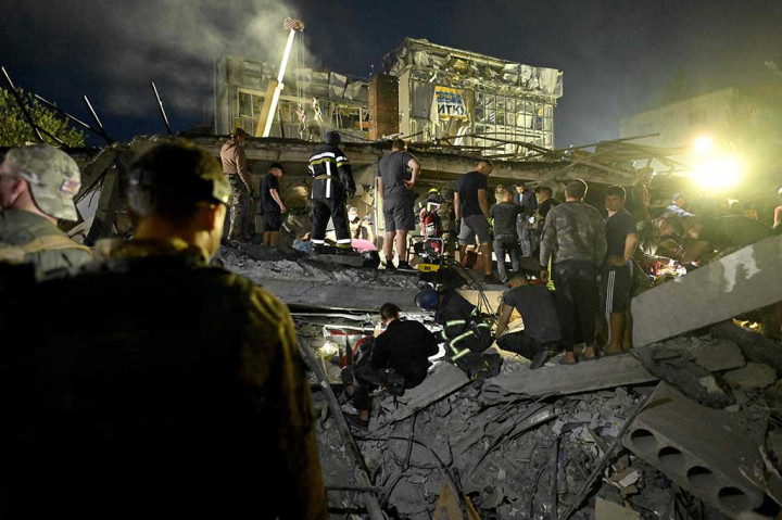 Tim penyelamat dan relawan bekerja untuk menyelamatkan orang-orang dari bawah reruntuhan setelah serangan rudal menghantam sebuah restoran di Kramatorsk, Ukraina timur, Selasa, 27 Juni 2023 waktu setempat.