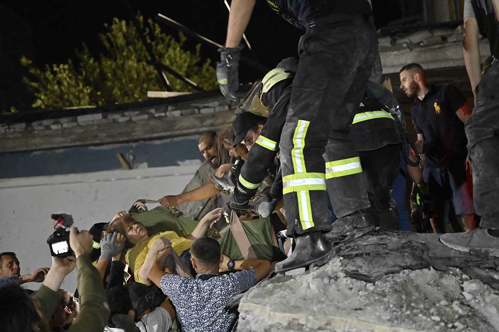 Layanan darurat Ukraina mengatakan di Telegram bahwa 47 orang terluka dalam serangan yang menghancurkan restoran Ria Pizza yang populer itu. 