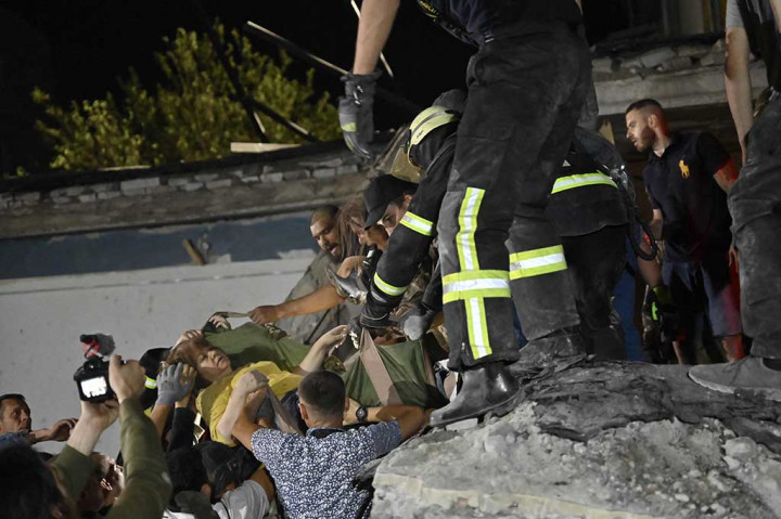 Layanan darurat Ukraina mengatakan di Telegram bahwa 47 orang terluka dalam serangan yang menghancurkan restoran Ria Pizza yang populer itu. 