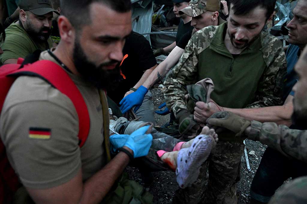 Gubernur Donetsk Pavlo Kyrylenko mengatakan dua rudal Rusia telah menyerang kota yang pernah menjadi rumah bagi 150 ribu orang, salah satu yang terbesar yang masih berada di bawah kendali Ukraina di bagian timur negara yang terkepung itu.