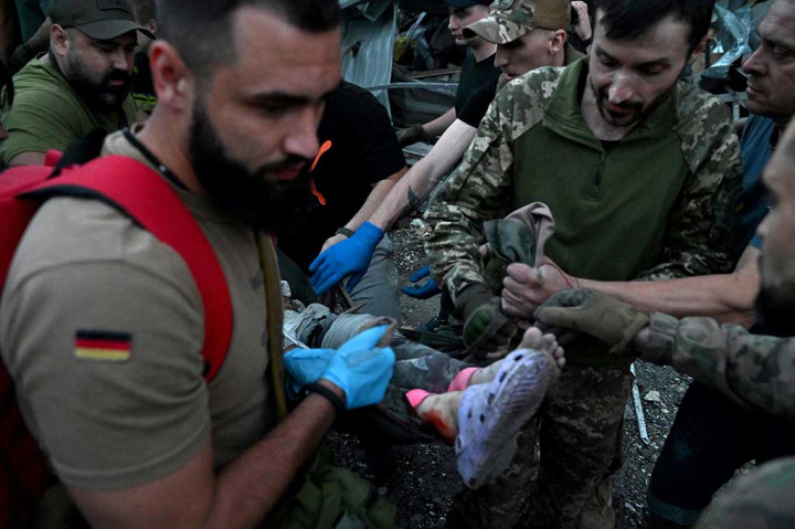 Gubernur Donetsk Pavlo Kyrylenko mengatakan dua rudal Rusia telah menyerang kota yang pernah menjadi rumah bagi 150 ribu orang, salah satu yang terbesar yang masih berada di bawah kendali Ukraina di bagian timur negara yang terkepung itu.