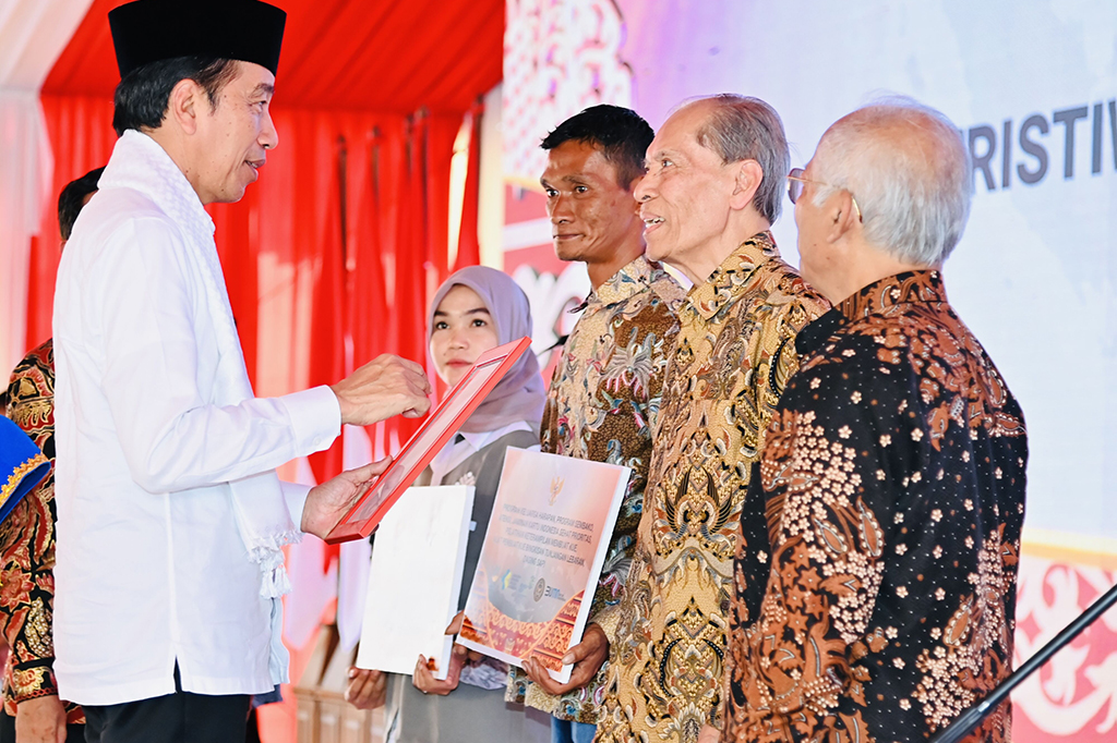  Presiden Joko Widodo meluncurkan program pelaksanaan rekomendasi penyelesaian non-yudisial pelanggaran hak asasi manusia (HAM) yang berat di Tanah Air. 