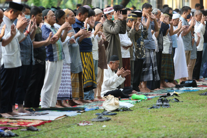 Umat muslim melaksanakan salat IdulAdha di Lapangan Arcici, Cempaka Putih, Jakarta Pusat, Rabu, 28 Juni 2023. MI/Usman Iskandar