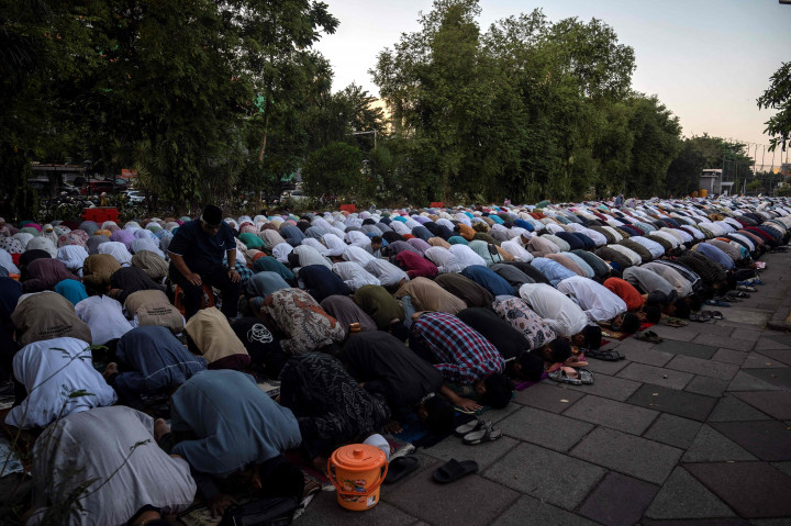 Umat muslim melaksanakan salat Iduladha di Surabaya, Jawa Timur. AFP PHOTO/Juni Kriswanto