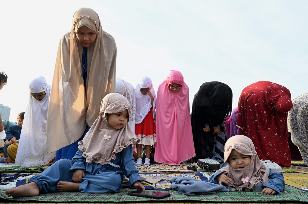 Umat Islam mengikuti salat Iduladha di Quirino Grandstand, Manila, Filipina. AFP PHOTO/Jam Sta Rosa