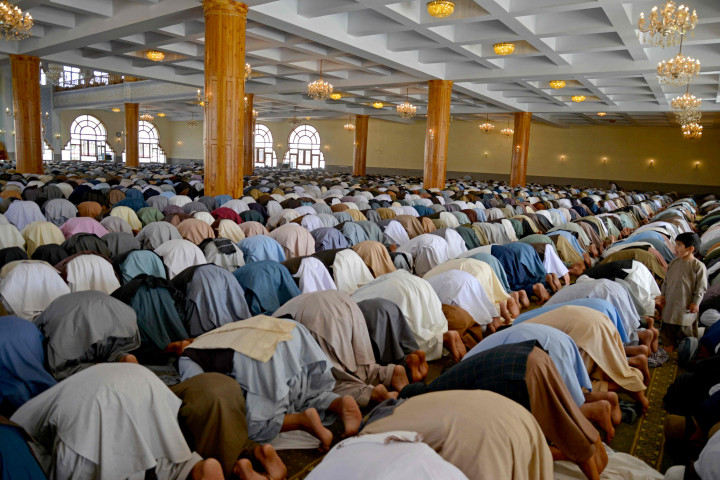 Umat muslim menjalankan salat Iduladha di Lapangan Shahidan, Kandahar, Afghanistan. AFP PHOTO/Sanaullah Seiam