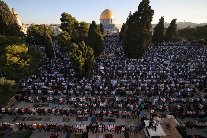 Ribuan umat muslim mengikuti salat Iduladha di kompleks Masjid Al-Aqsa, Yerusalem, Palestina. AFP PHOTO/Ahmad Gharabli