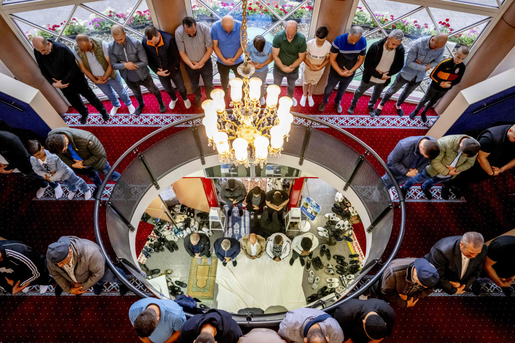 Warga muslim Belanda mengikuti salat Iduladha di Masjid Melvana, Rotterdam. AFP PHOTO/Robin Utrecht