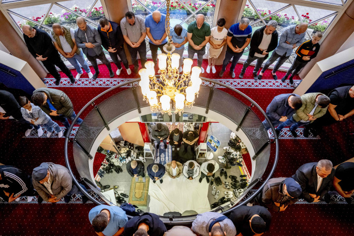 Warga muslim Belanda mengikuti salat Iduladha di Masjid Melvana, Rotterdam. AFP PHOTO/Robin Utrecht