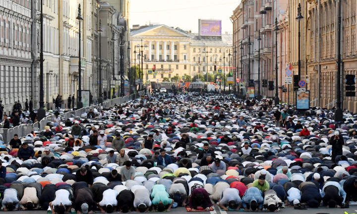 Umat muslim menjalankan salat Iduladha di ruas jalan di Saint Petersburg, Rusia. AFP PHOTO/Olga Maltseva