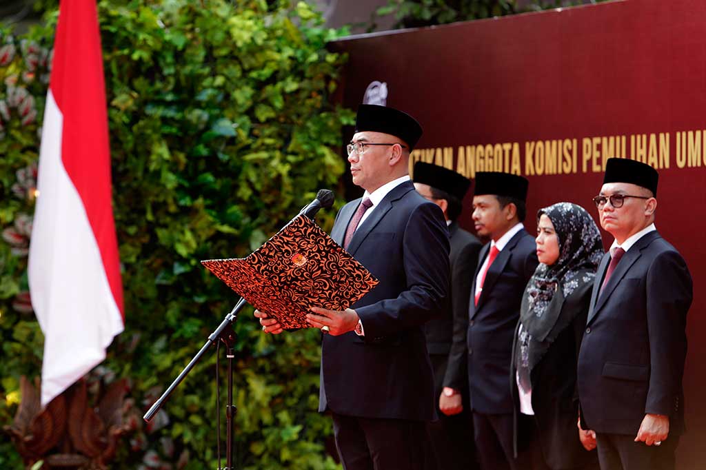 Pelantikan tersebut ditandai dengan pengambilan sumpah oleh Ketua KPU RI Hasyim Asy'ari terhadap 220 anggota KPU kabupaten/kota itu di Halaman Kantor KPU RI, Jakarta, Rabu, 28 Juni 2023.