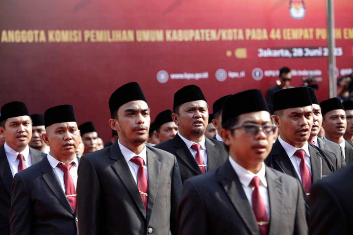 Dalam salah satu poin sumpah yang diucapkan, para anggota KPU kabupaten/kota itu bersumpah menjalankan tugas dengan sungguh-sungguh, cermat, jujur, dan adil demi menyukseskan Pemilu 2024.