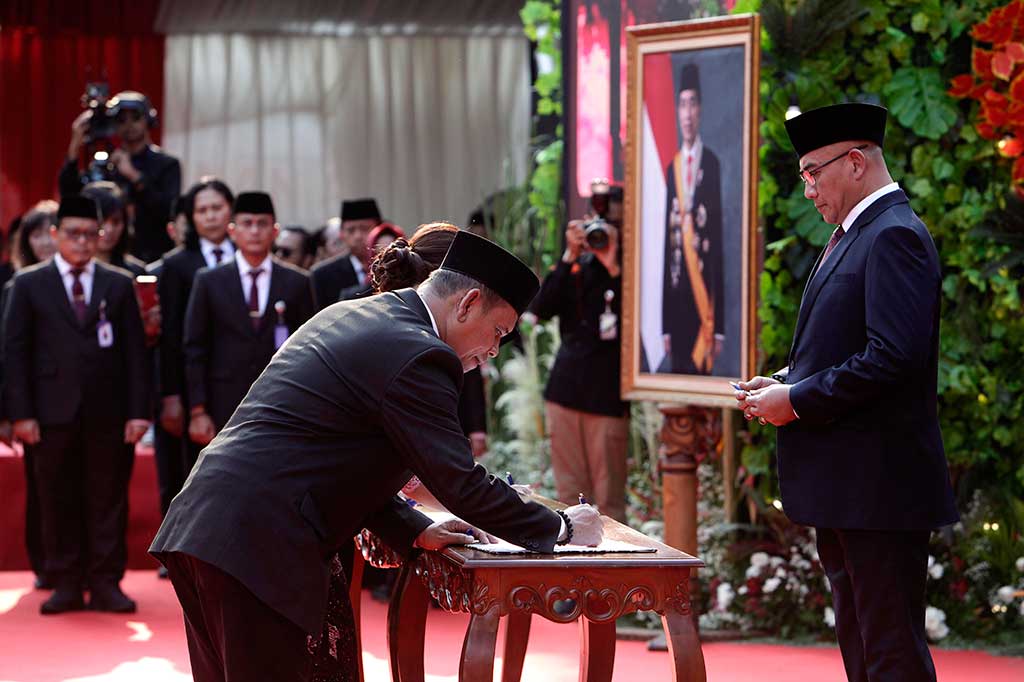 Dalam sambutannya, Hasyim menyampaikan ucapan selamat kepada seluruh anggota KPU kabupaten/kota yang dilantik itu. Berikutnya, mengingatkan mereka agar segera melakukan penyesuaian irama kerja dan pembagian waktu sehari-hari terhadap ritme kerja dalam penyelenggaraan tahapan pemilu.