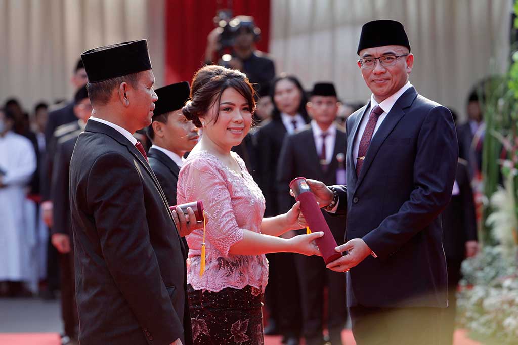 Kedua, Hasyim juga mengingatkan 220 anggota KPU kabupaten/kota itu agar membaca kembali seluruh peraturan perundang-undangan yang terkait pemilu.