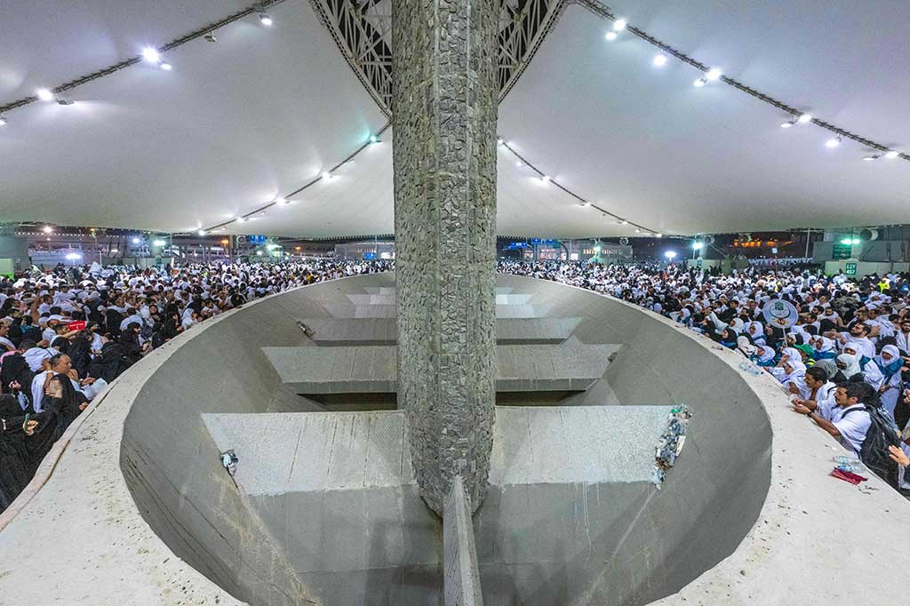 Sejak fajar, ratusan ribu jemaah haji mulai melempari tiga monolit beton yang melambangkan Setan. Jemaah haji kemudian akan menuju ke Mekah untuk tawaf atau mengelilingi Kakbah.