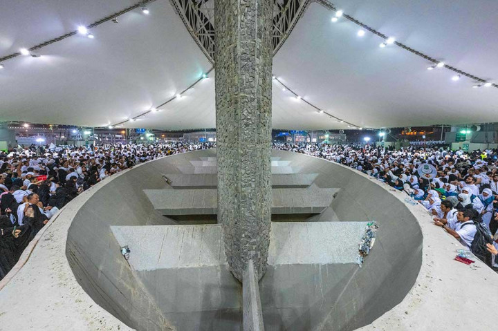 Sejak fajar, ratusan ribu jemaah haji mulai melempari tiga monolit beton yang melambangkan Setan. Jemaah haji kemudian akan menuju ke Mekah untuk tawaf atau mengelilingi Kakbah.